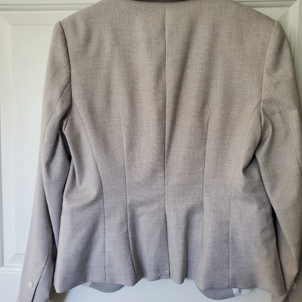 H&M Women's Fitted Blazer, Size Medium - Picture 2 of 5